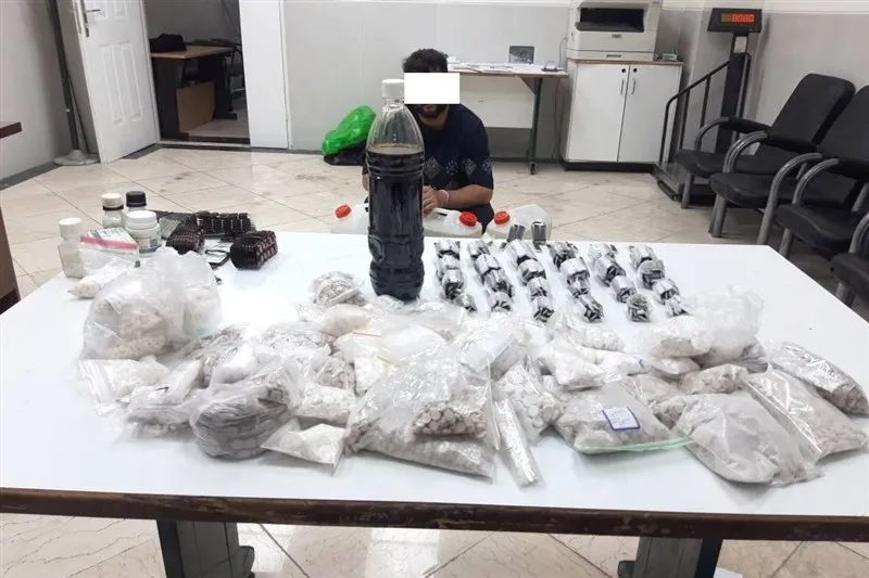 دستگیری عطاری که مواد مخدر می‌فروخت/ کشف ۷۷۰ گرم تریاک، ۹۰ لیتر شربت متادون و ۲۲ هزار قرص متادون و ترامادول از متهم